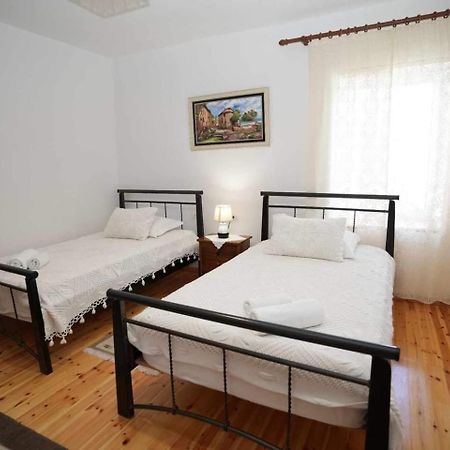 Eniguesthouse Гірокастра Екстер'єр фото