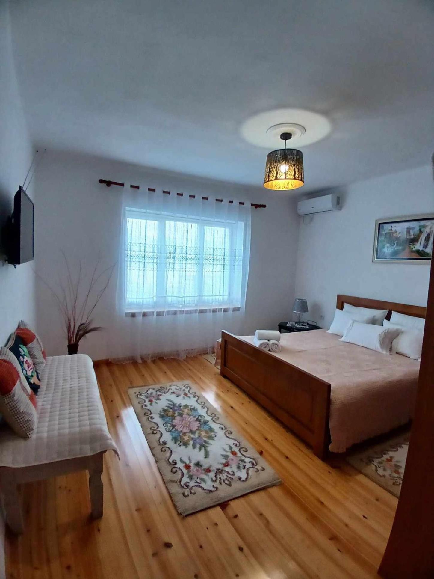Eniguesthouse Гірокастра Екстер'єр фото