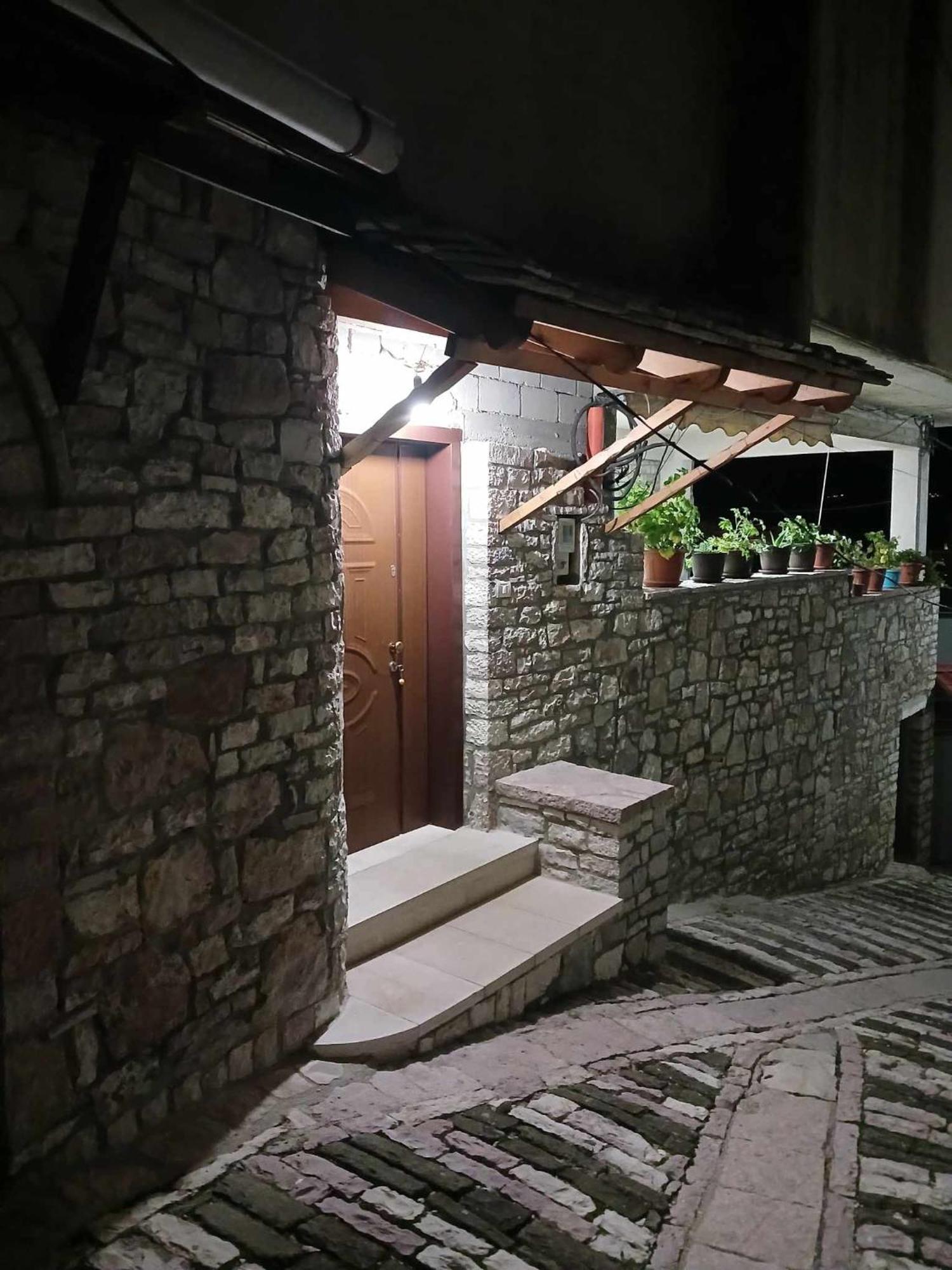Eniguesthouse Гірокастра Екстер'єр фото