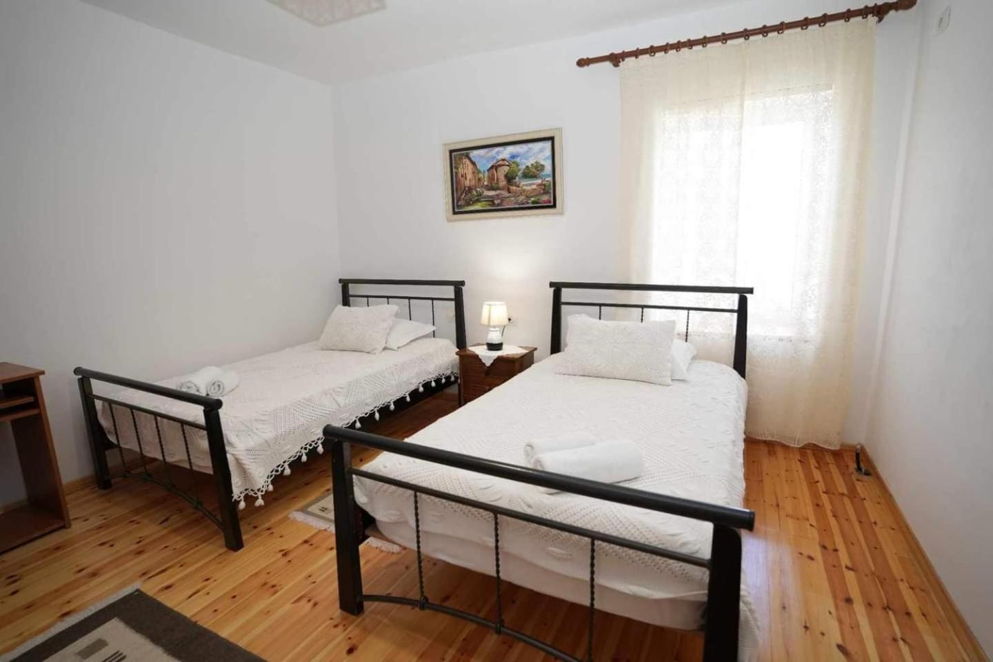 Eniguesthouse Гірокастра Екстер'єр фото