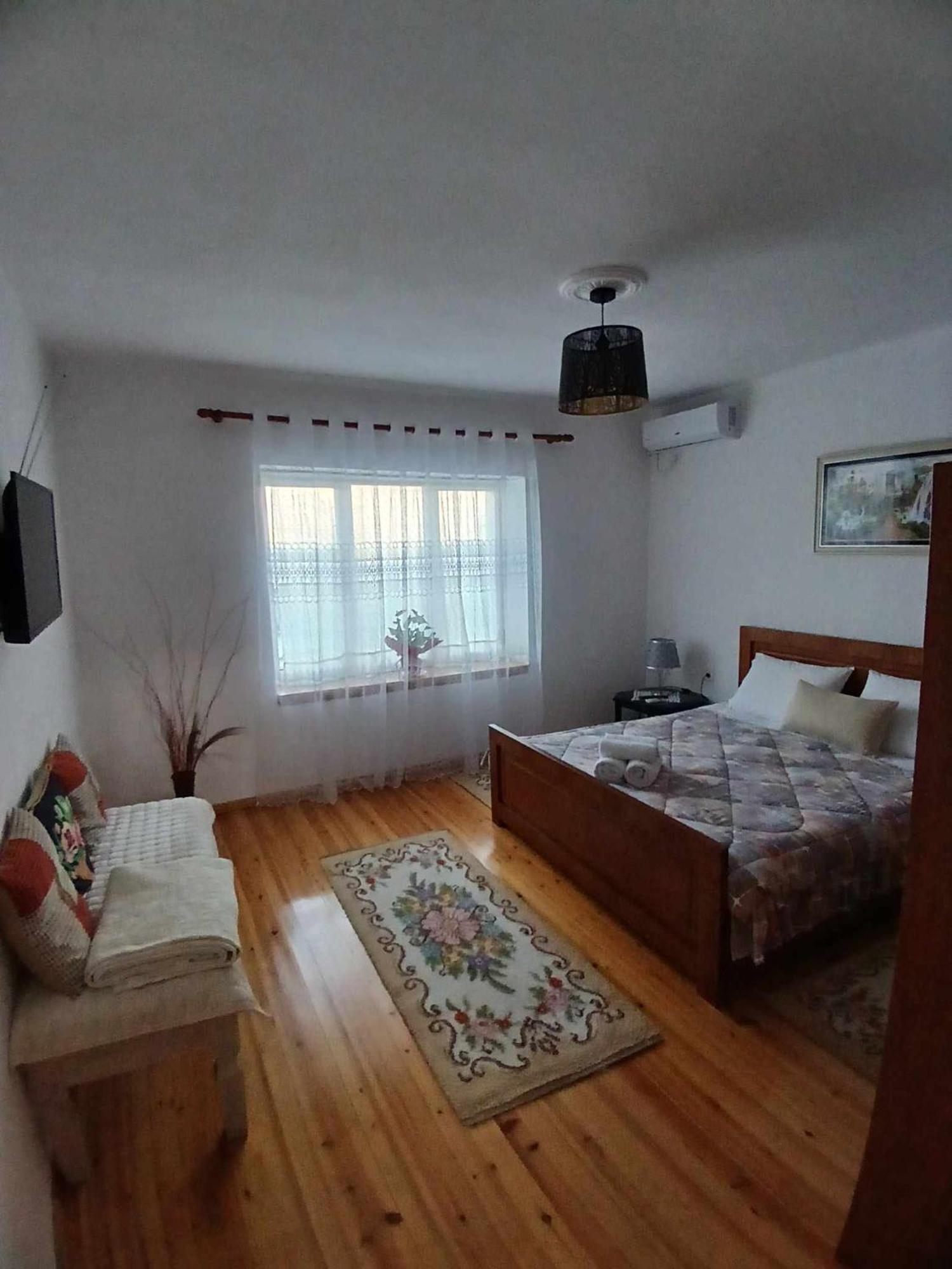 Eniguesthouse Гірокастра Екстер'єр фото