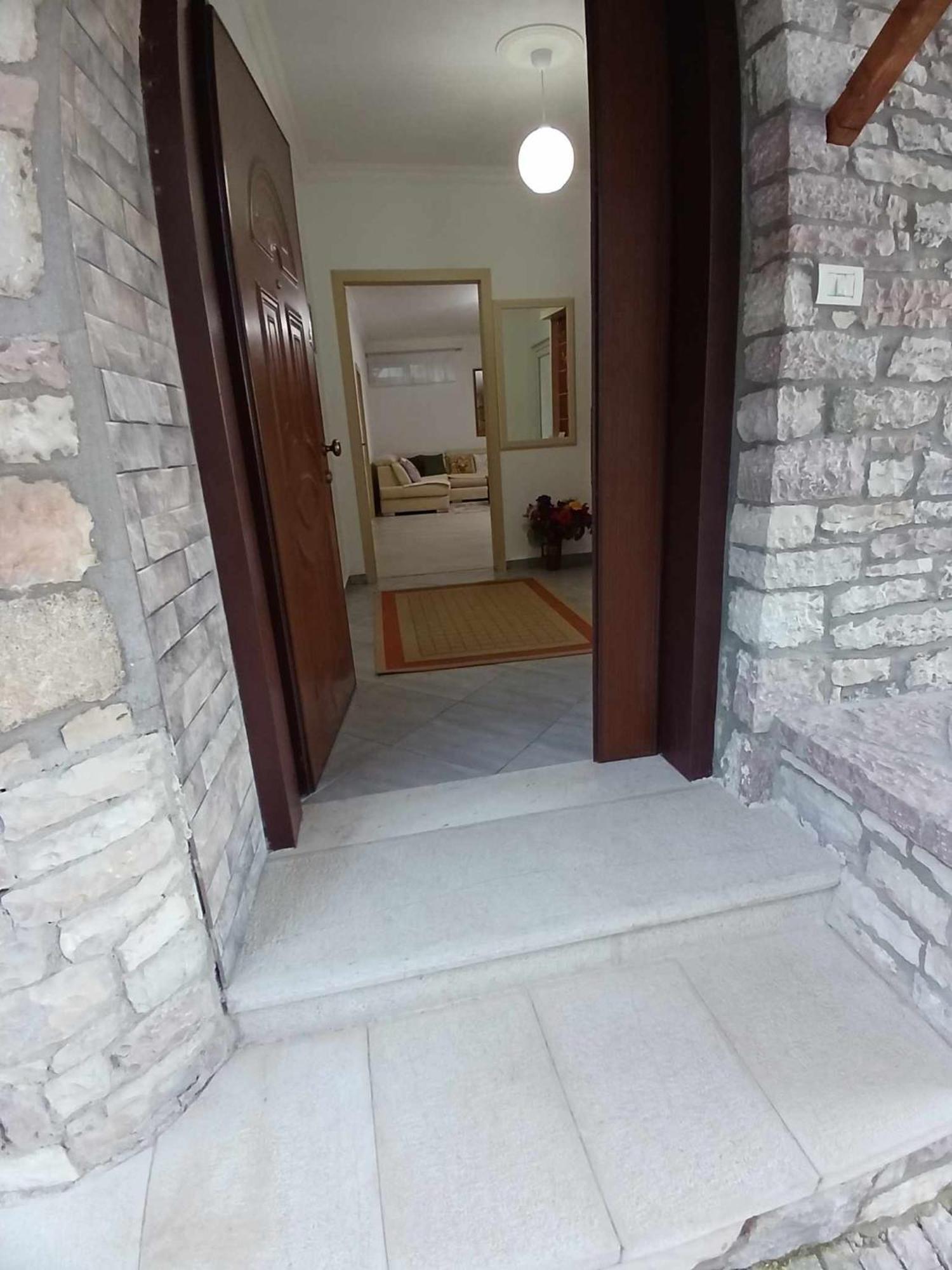 Eniguesthouse Гірокастра Екстер'єр фото