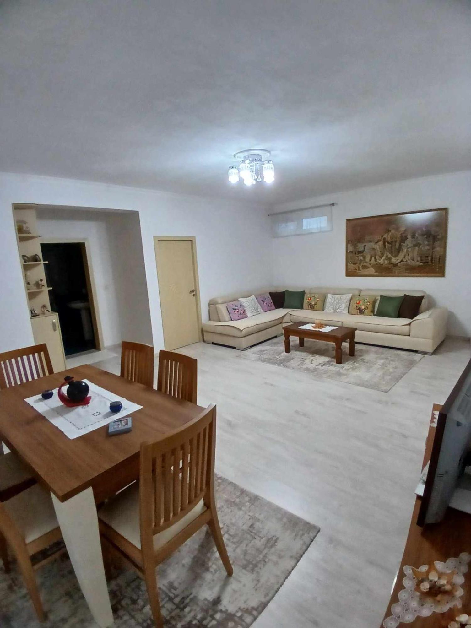 Eniguesthouse Гірокастра Екстер'єр фото