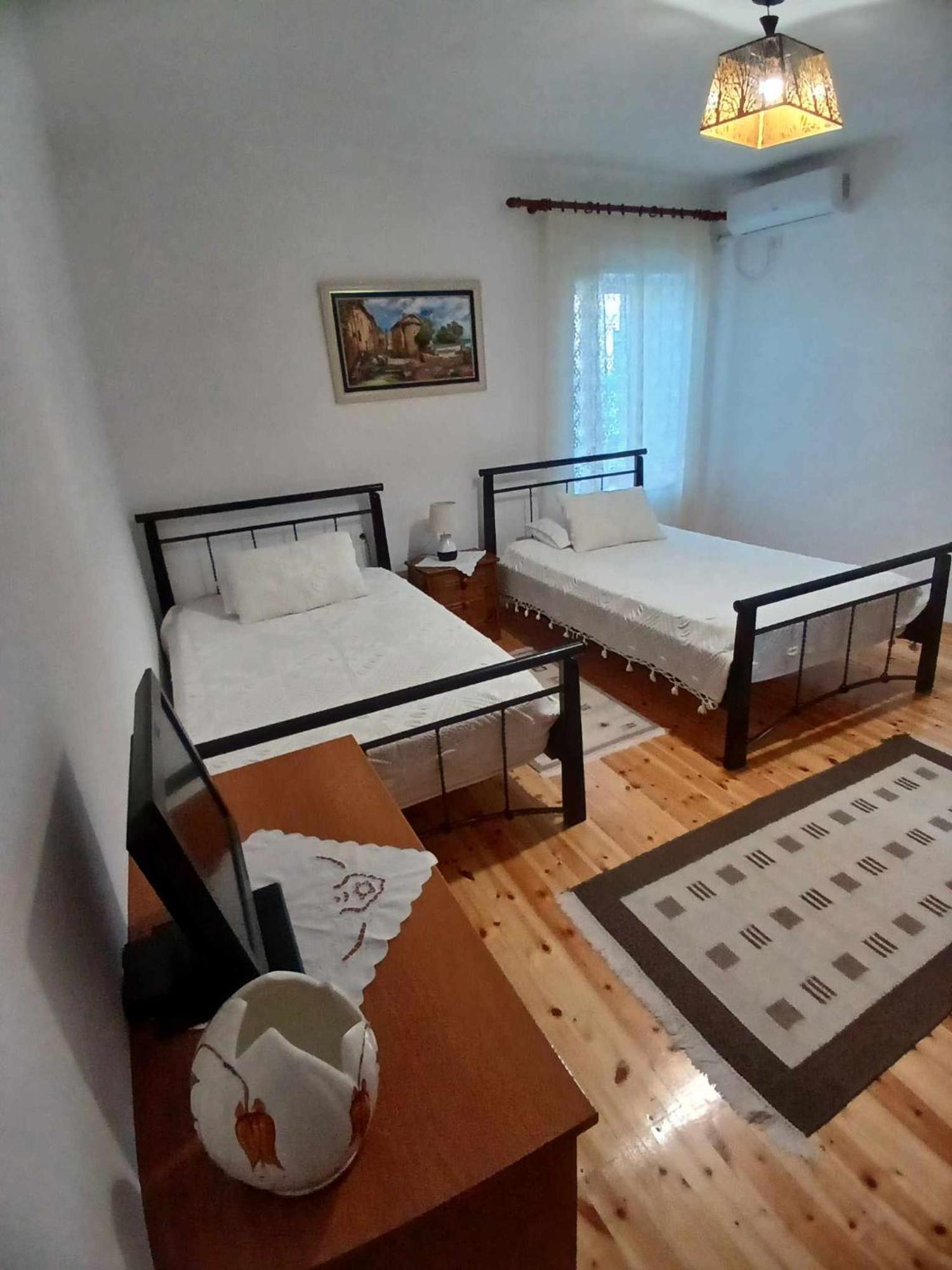 Eniguesthouse Гірокастра Екстер'єр фото
