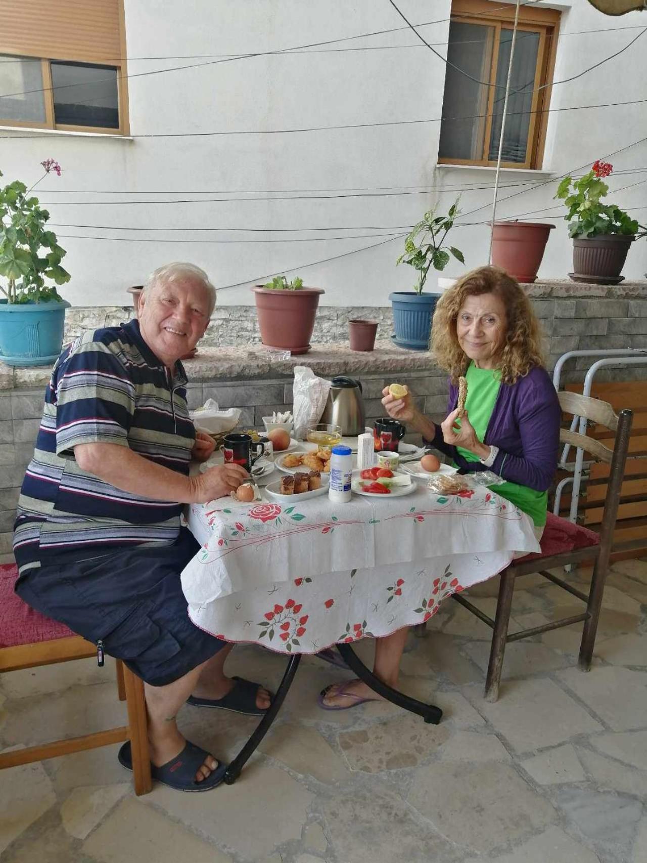 Eniguesthouse Гірокастра Екстер'єр фото