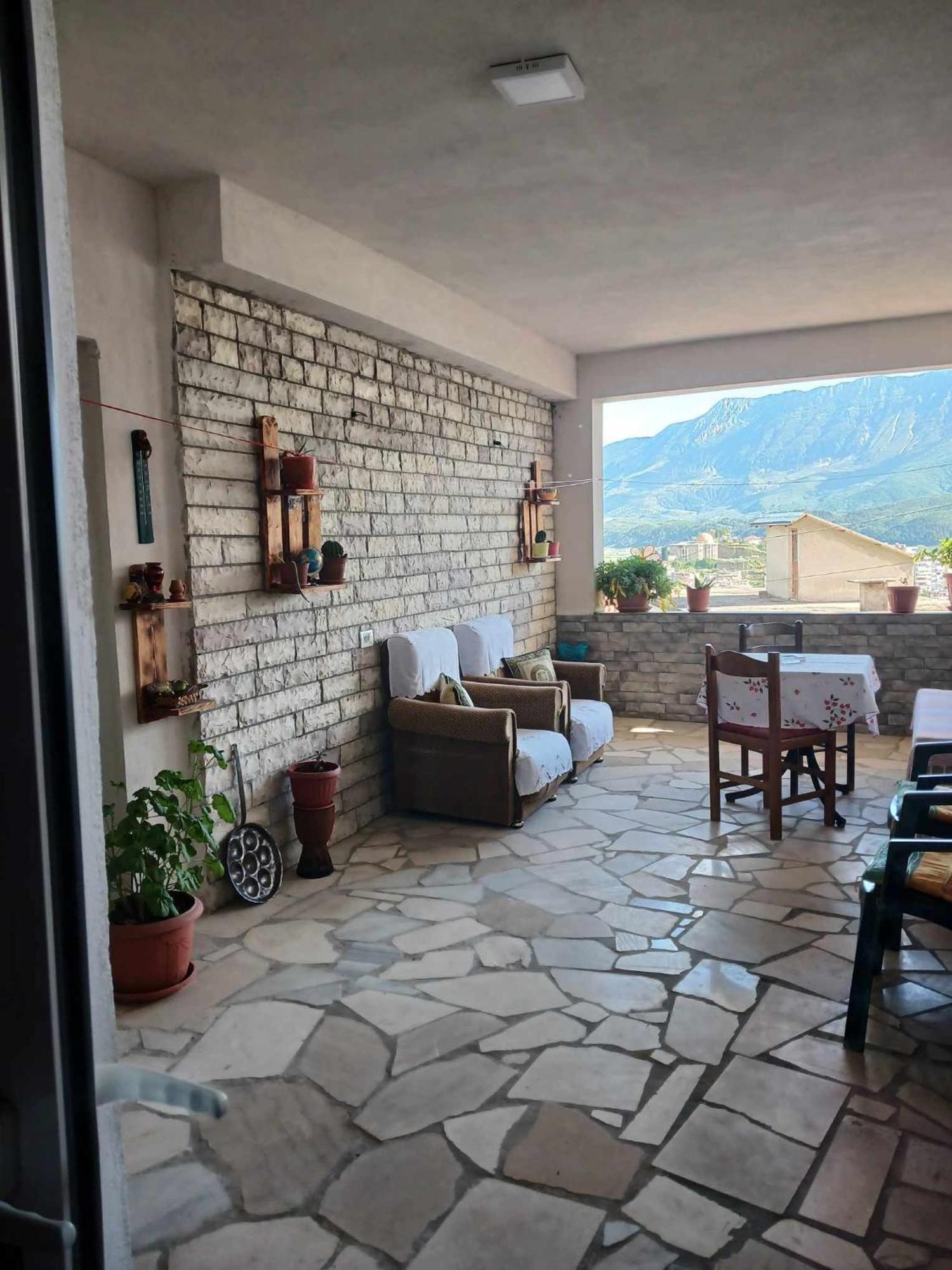 Eniguesthouse Гірокастра Екстер'єр фото