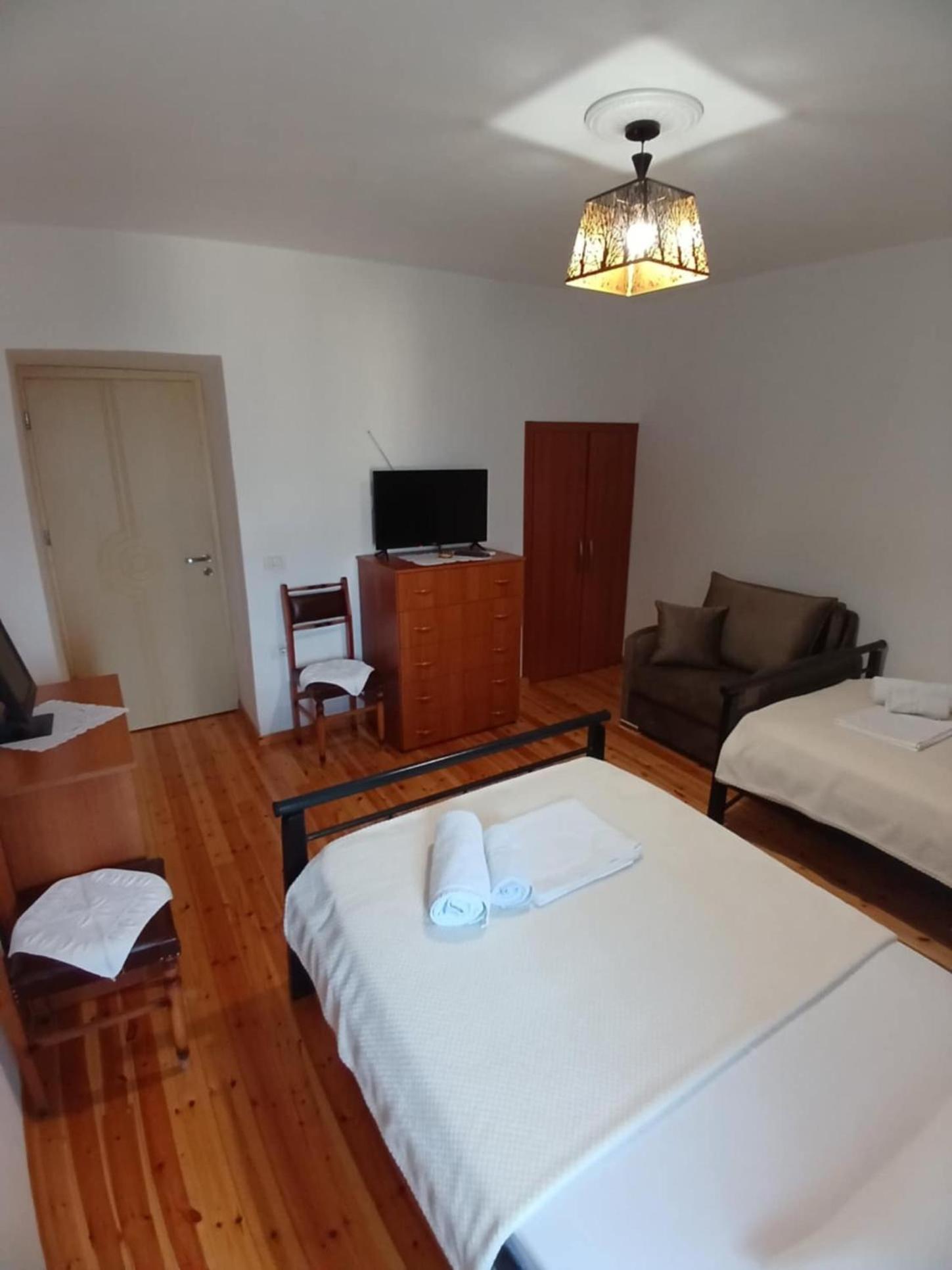 Eniguesthouse Гірокастра Екстер'єр фото