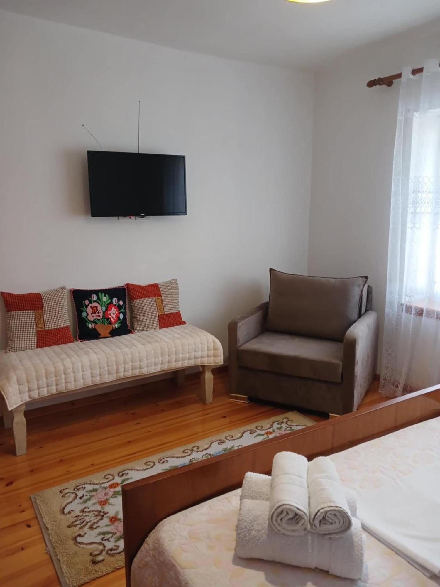Eniguesthouse Гірокастра Екстер'єр фото
