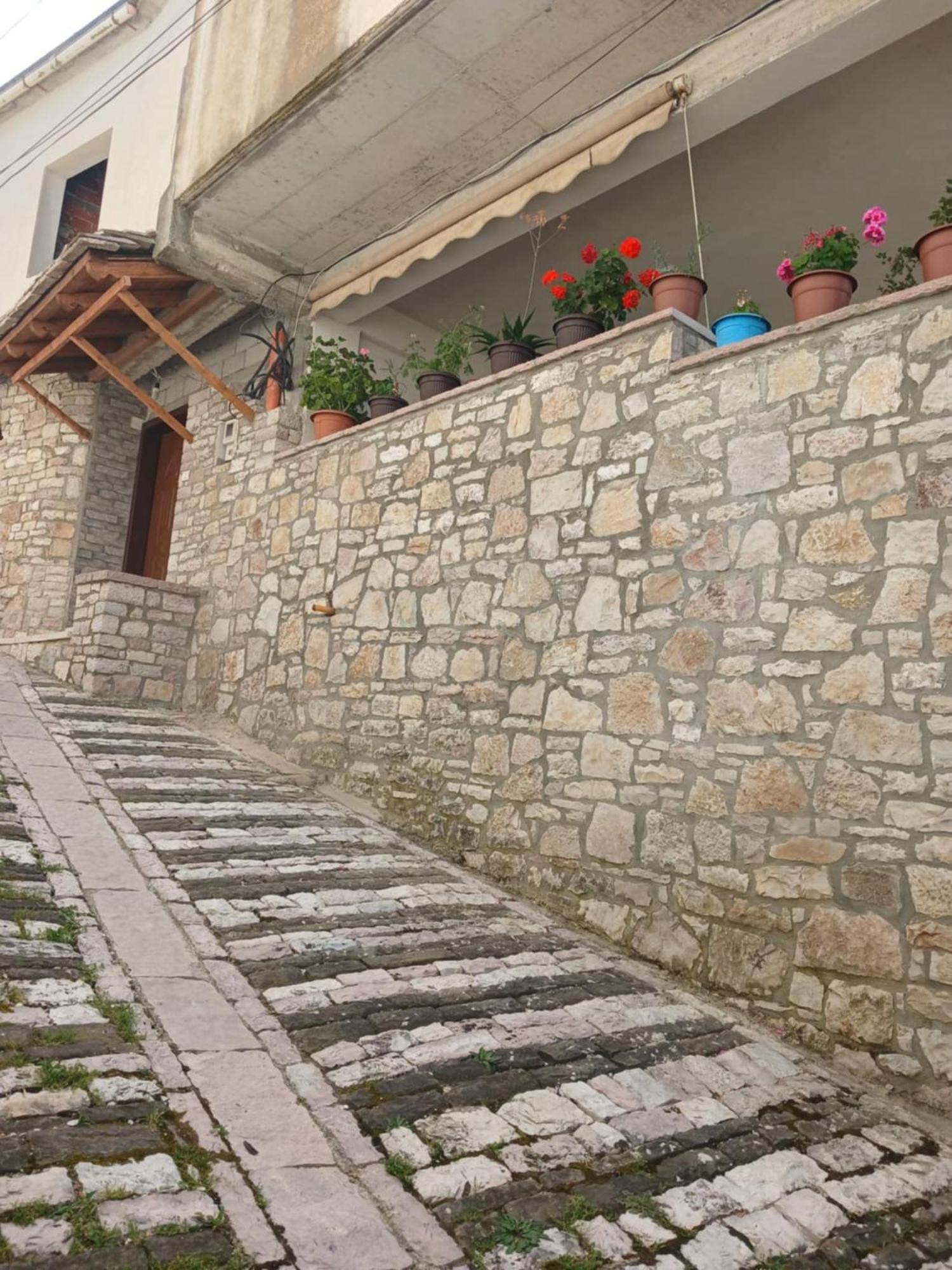 Eniguesthouse Гірокастра Екстер'єр фото