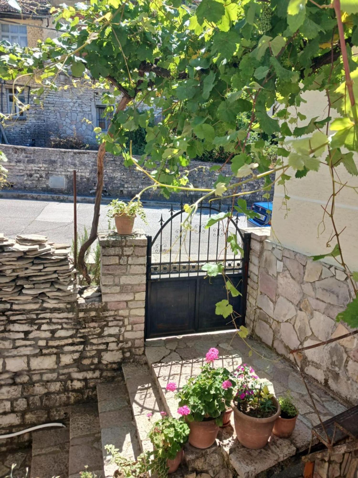 Eniguesthouse Гірокастра Екстер'єр фото